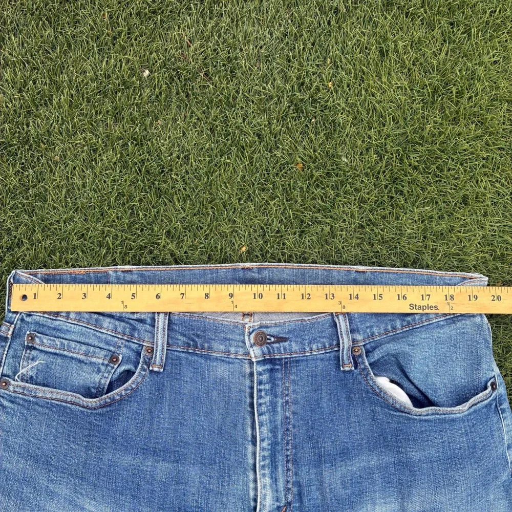 Levis 505 Regular Fit Jeans Mens 39x32 Medium Wash Blue Straight Leg Denim